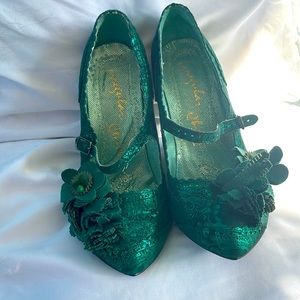 Metallic green Irregular Choice pumps. Size 37.